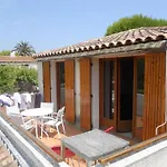 2 Pieces Avec Terrasse Dans Petite A 150m De La