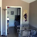 2 Pieces Avec Terrasse Dans Petite A 150m De La شقة