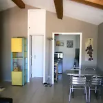2 Pieces Avec Terrasse Dans Petite A 150m De La *
