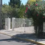 2 Pieces Avec Terrasse Dans Petite A 150m De La